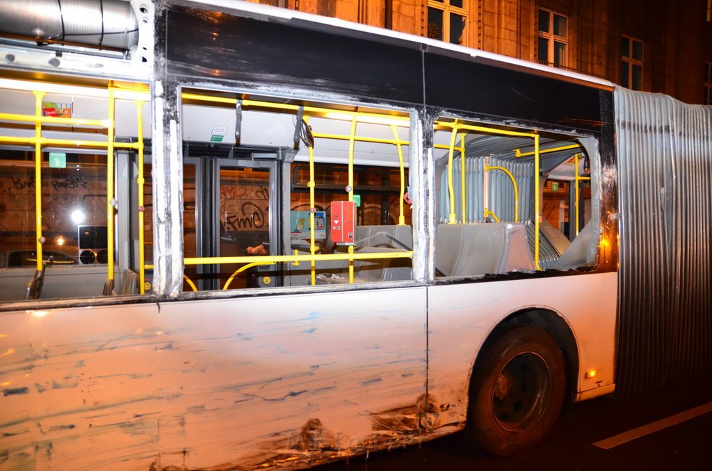 Schwerer VU LKW KVB Bus PKW Koeln Agrippinaufer Ubierring P004.JPG